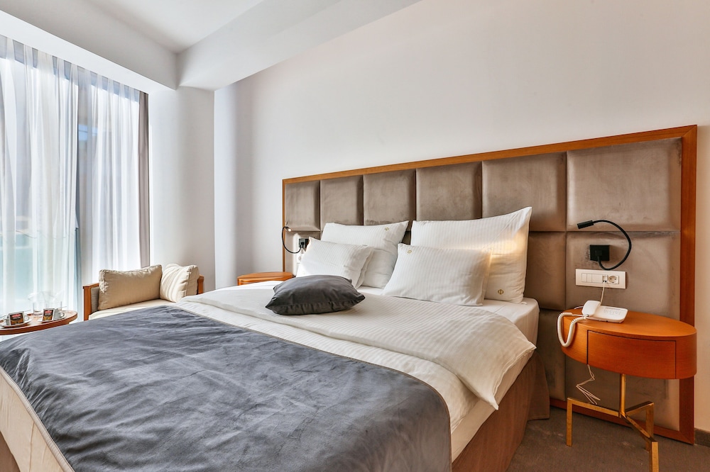 ECONOMY, DOUBLE BED, CITY VIEW