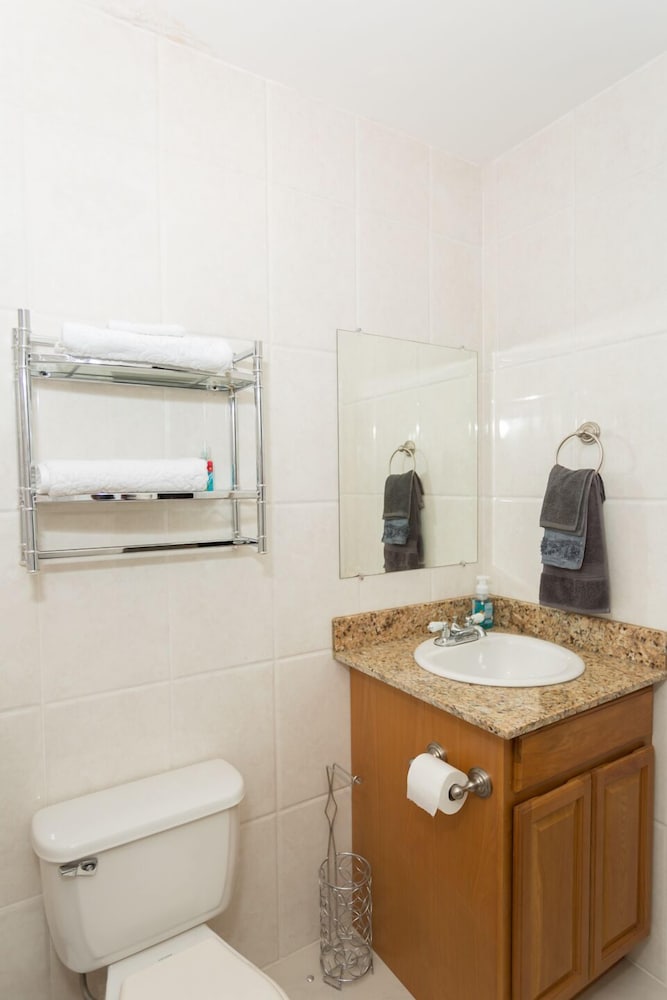 New Kingston Guest Apt At Fairway 23/24