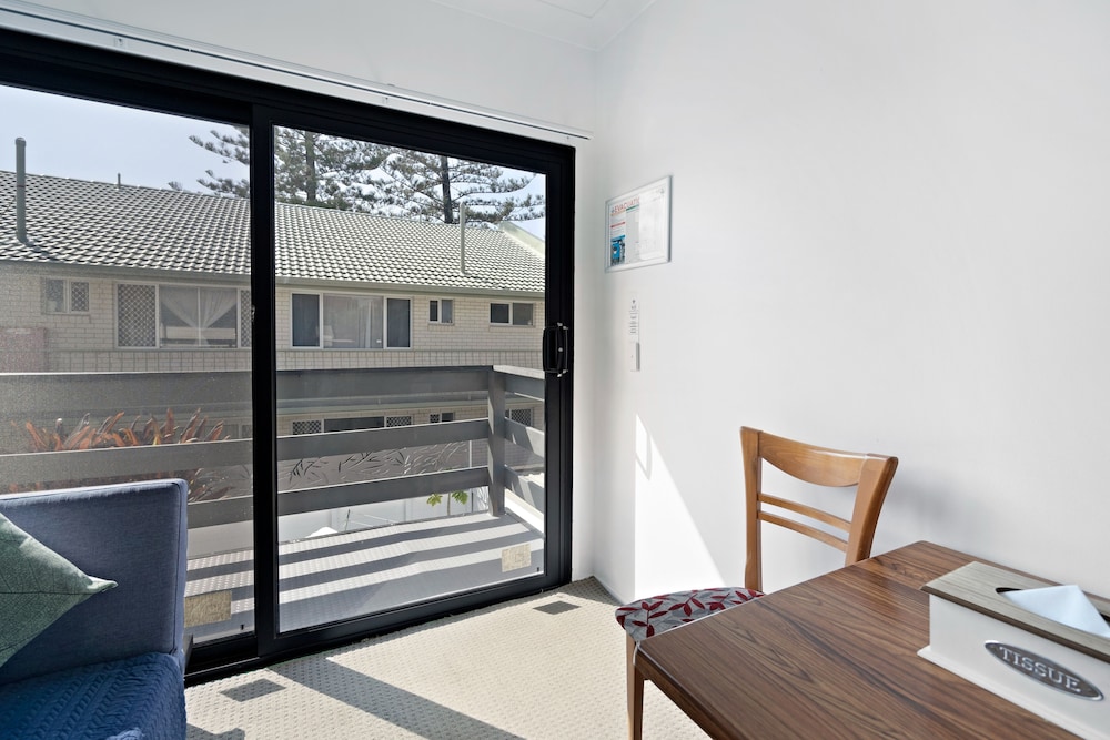 Montego Mermaid Beach Motel 55/69