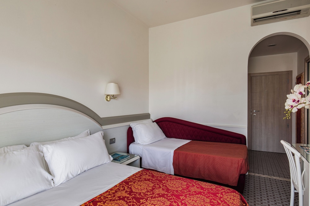 ROOM, TRIPLE, BALCONY