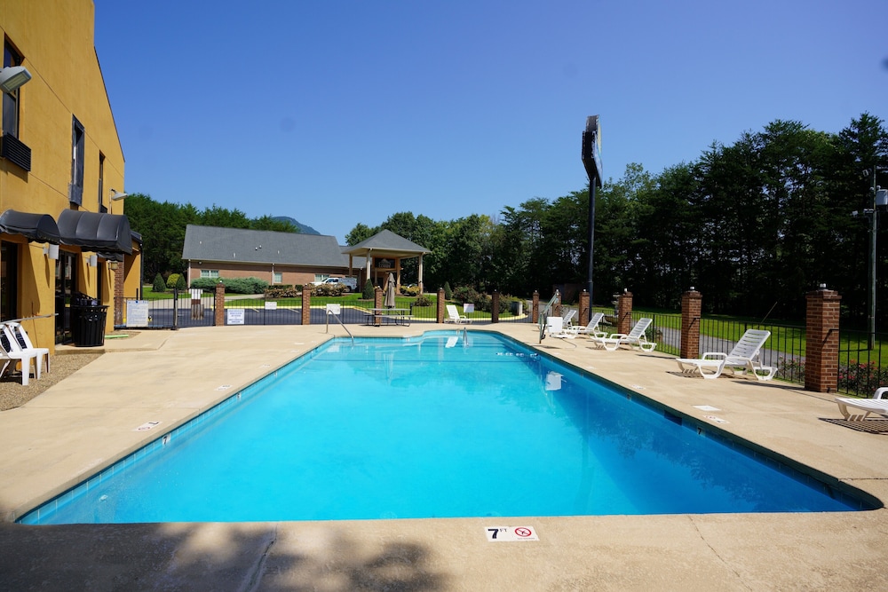 Columbus Inn and Suites 23/28