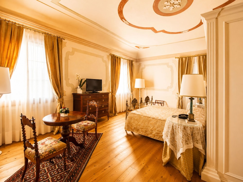 Junior Suite, King Bed, Main Building