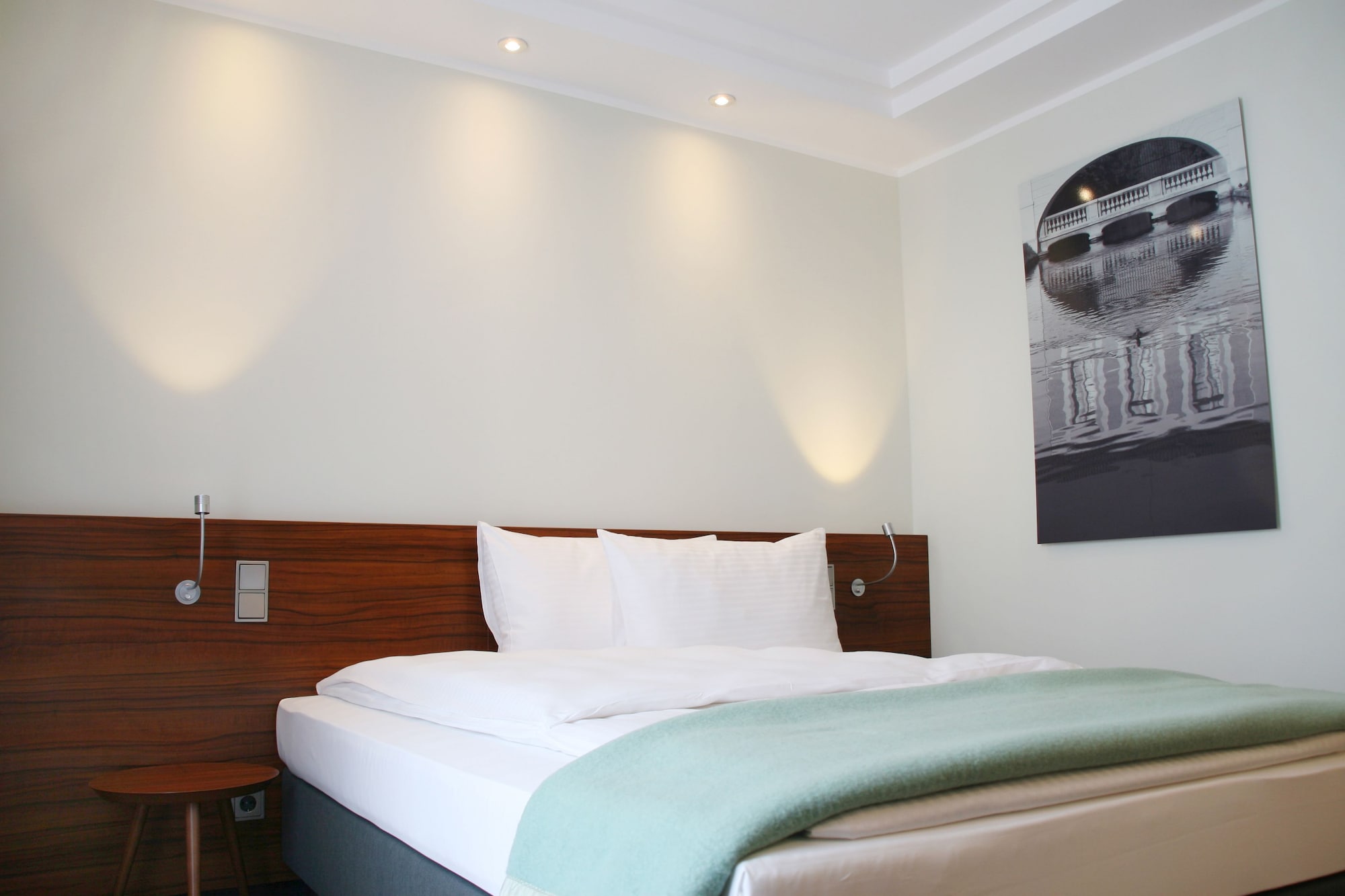 ROOM, SINGLE