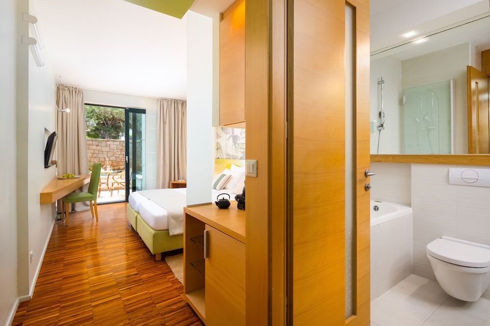 غرفة سوبيريور بسرير مزدوج بإطلالة على المتنزه بشرفة، Aminess Vival Velaris Resort 5/5