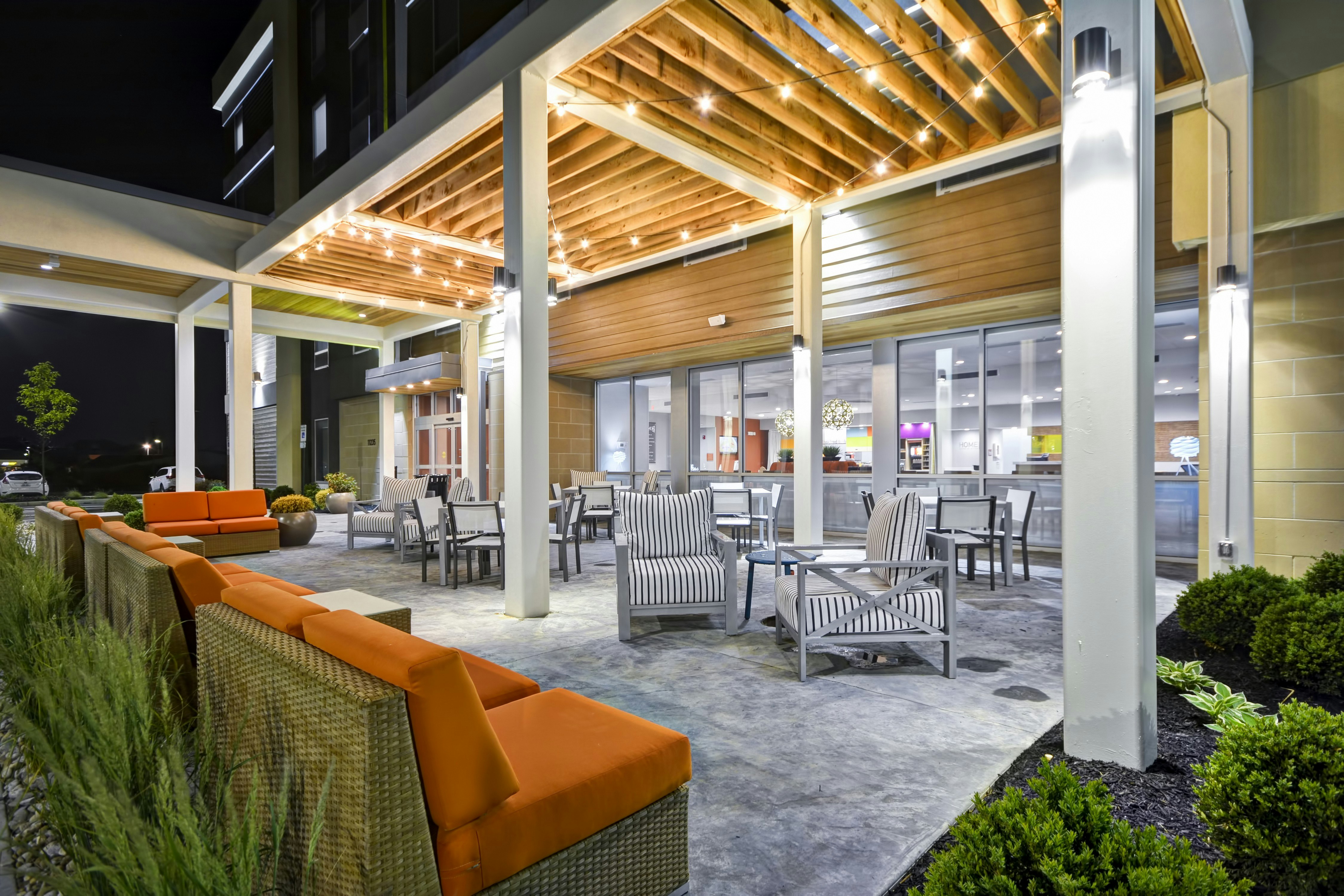 Lobby at HOME2 SUITES BY HILTON CINCINNATI BLUE ASH OH, BLUE ASH - OH