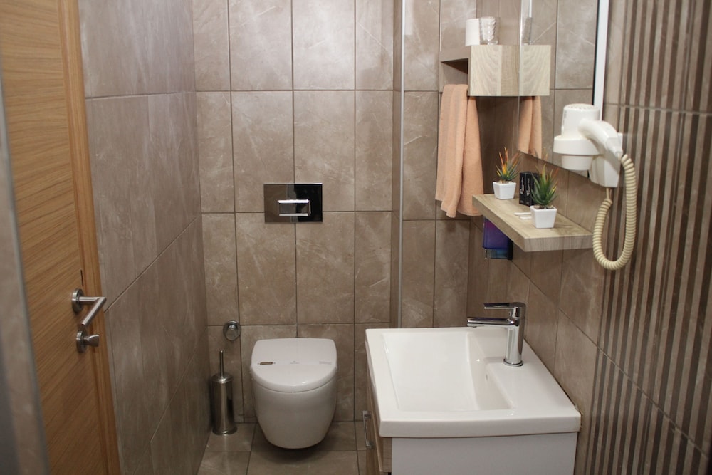 Niconya Port Suite Hotel 63/64