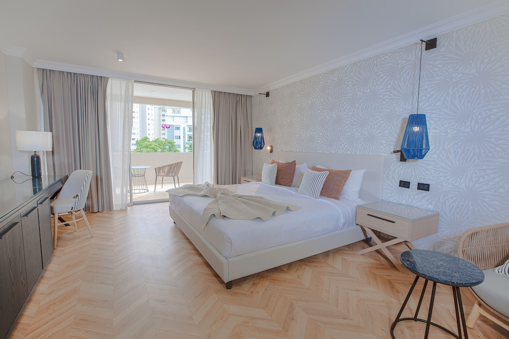 Master, Suite, King Bed, Pool View, Sofa