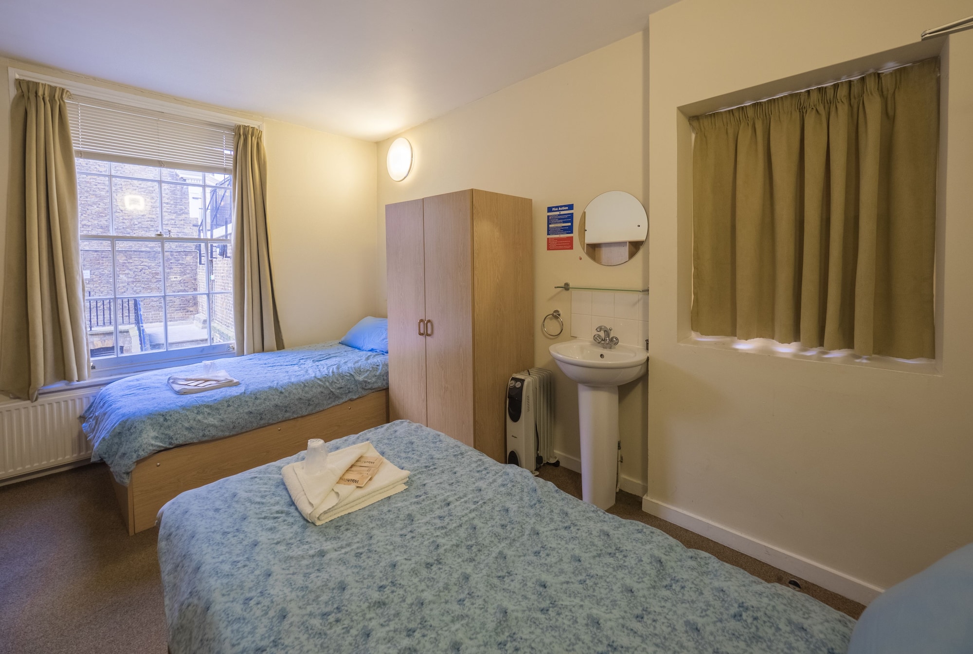 BASIC, TWIN BEDS, SHARED BATHROOM