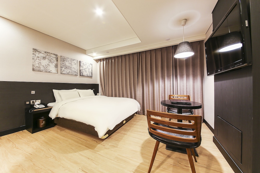 DELUXE, DOUBLE BED