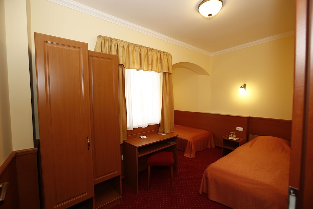 Hotel Korona Eger 38/66