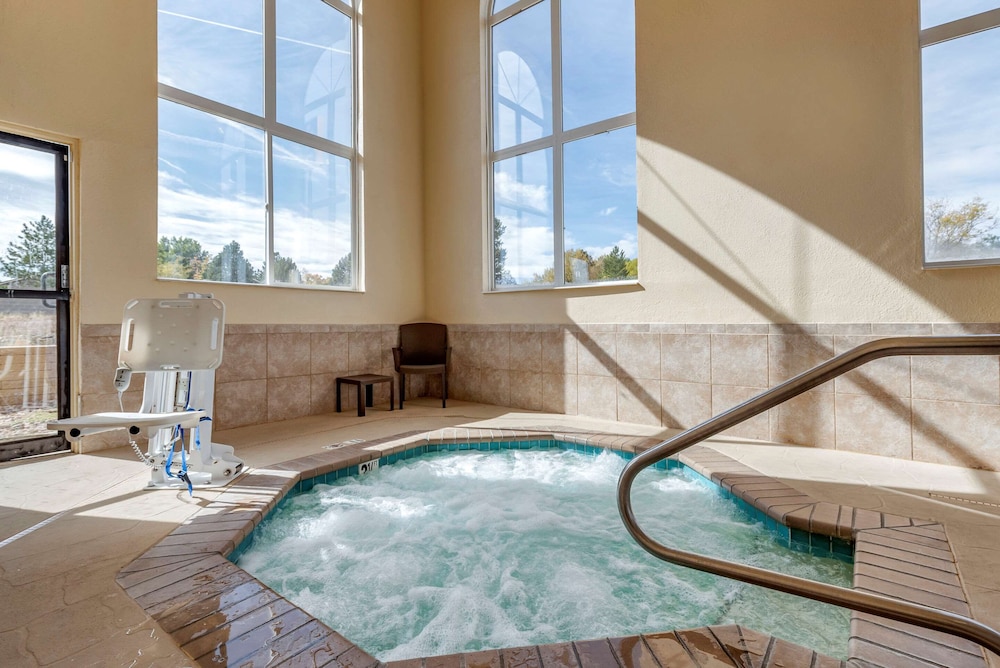 Comfort Inn Suites Pueblo 14/24