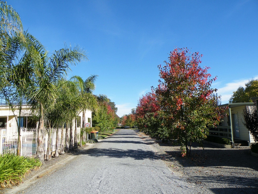 LAKE HAMILTON MOTOR VILLAGE AND CARAVAN PARK 31/50