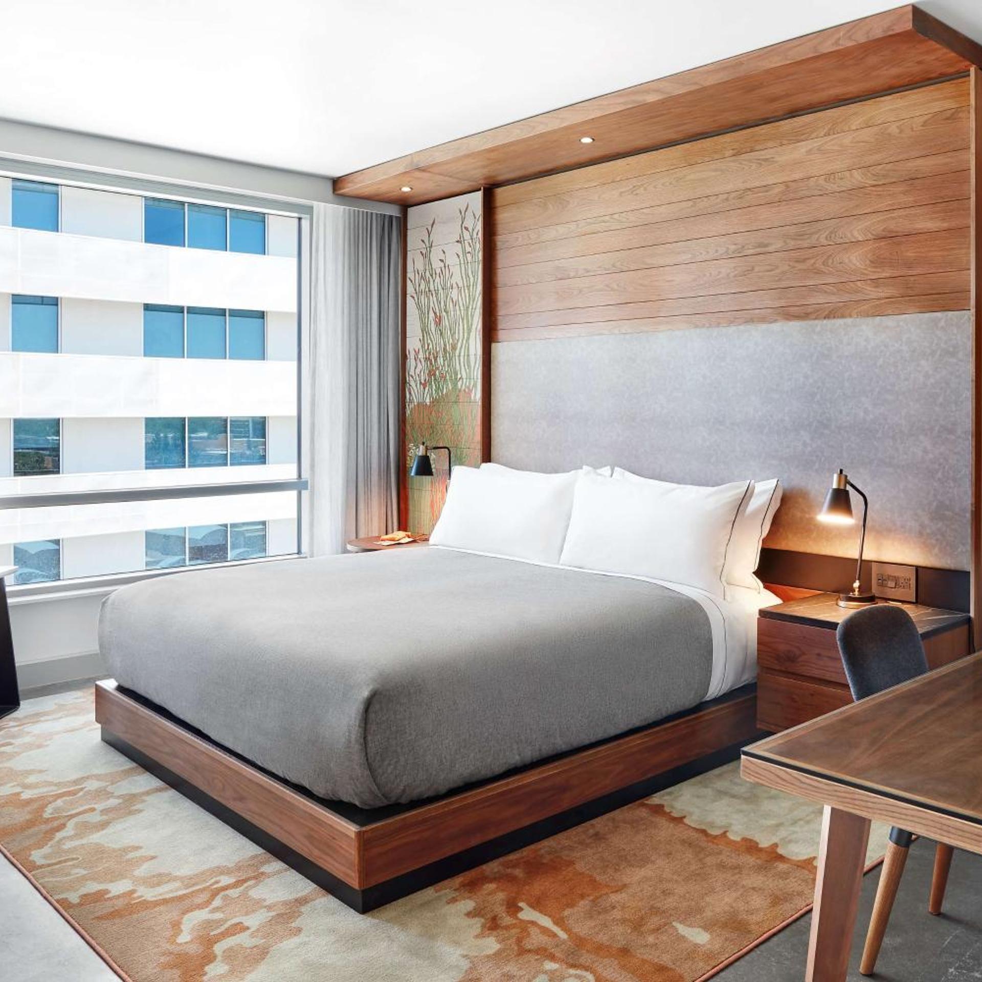 JUNIOR SUITE, KING BED