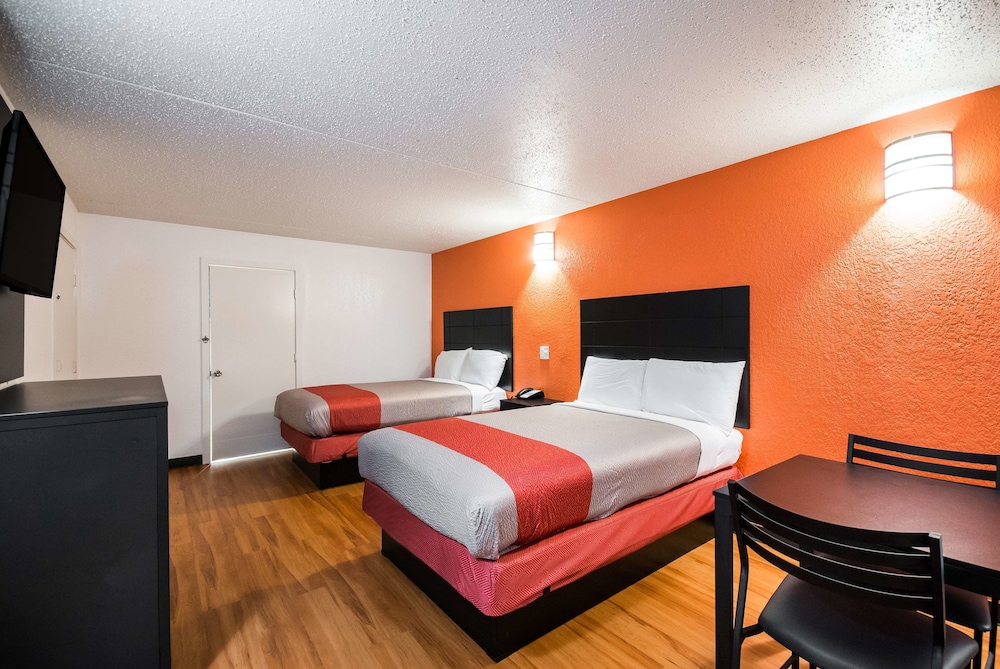 Motel6 Houston, TX - Brookhollow 24/48