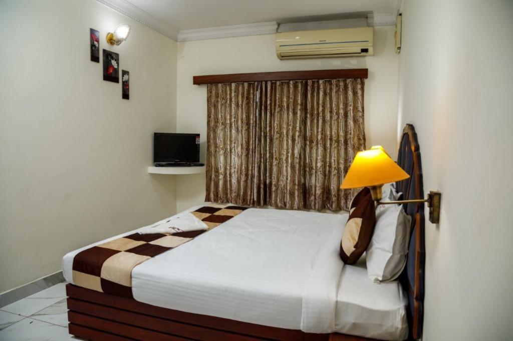 PAULSON PARK HOTEL 16/50