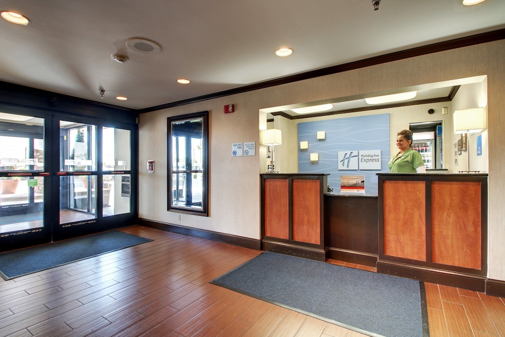 Holiday Inn Express Fort Campbell-Oak Grove 15/48