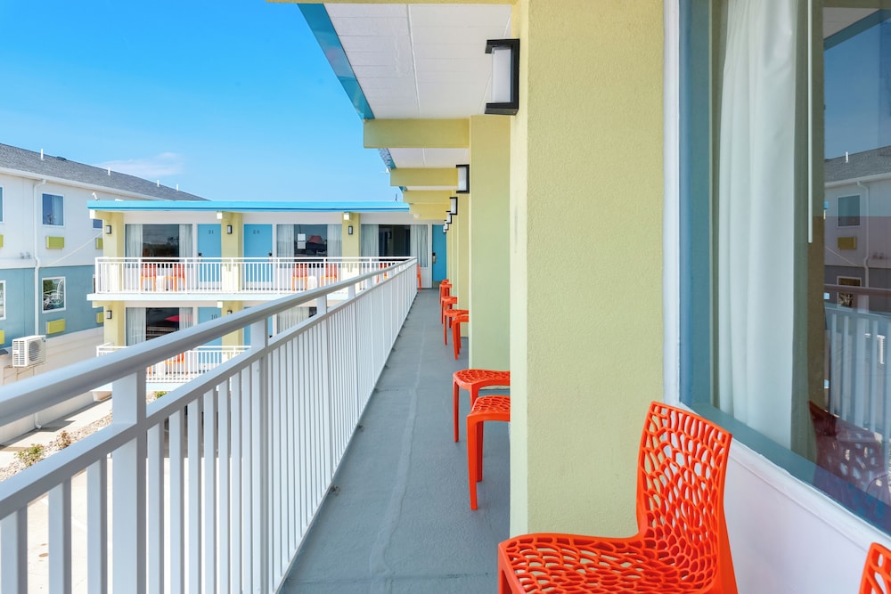 Tropicana Motel 7/40
