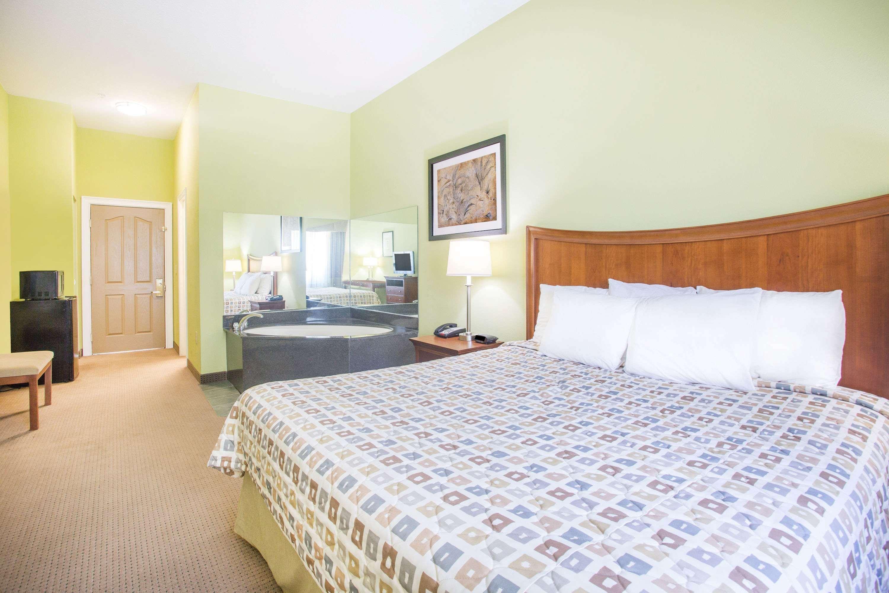 Days Inn & Suites by Wyndham Swainsboro 7/21