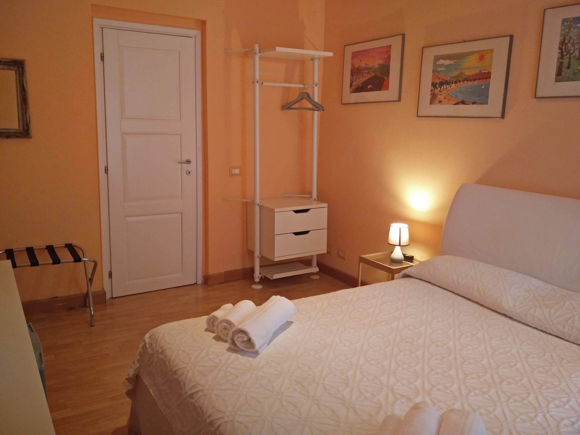 غرفة أساسية بسرير كوين