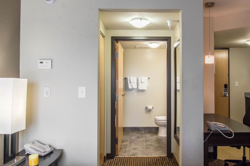 MainStay Suites Winnipeg Airport 15/39