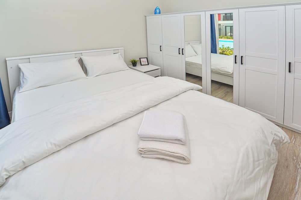 Comfort, Apartment, Queen Bed, Pool View, Sofa