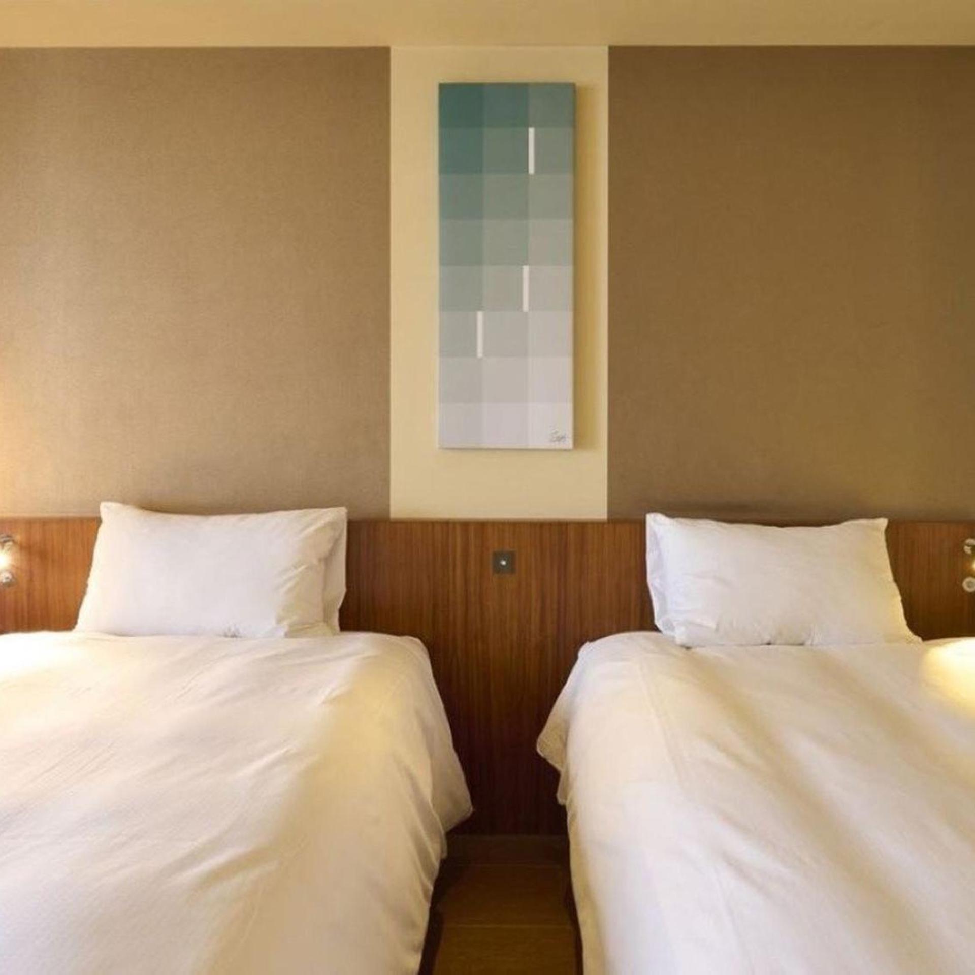 Twin Room, Smoking