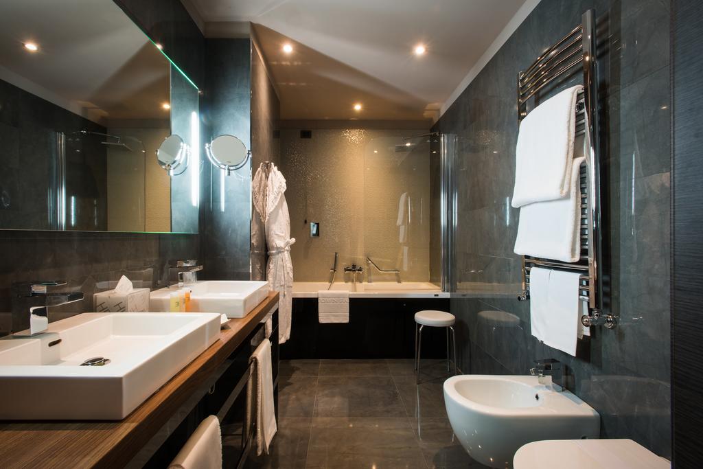 جناح جونيور، Uptown Palace 2/2