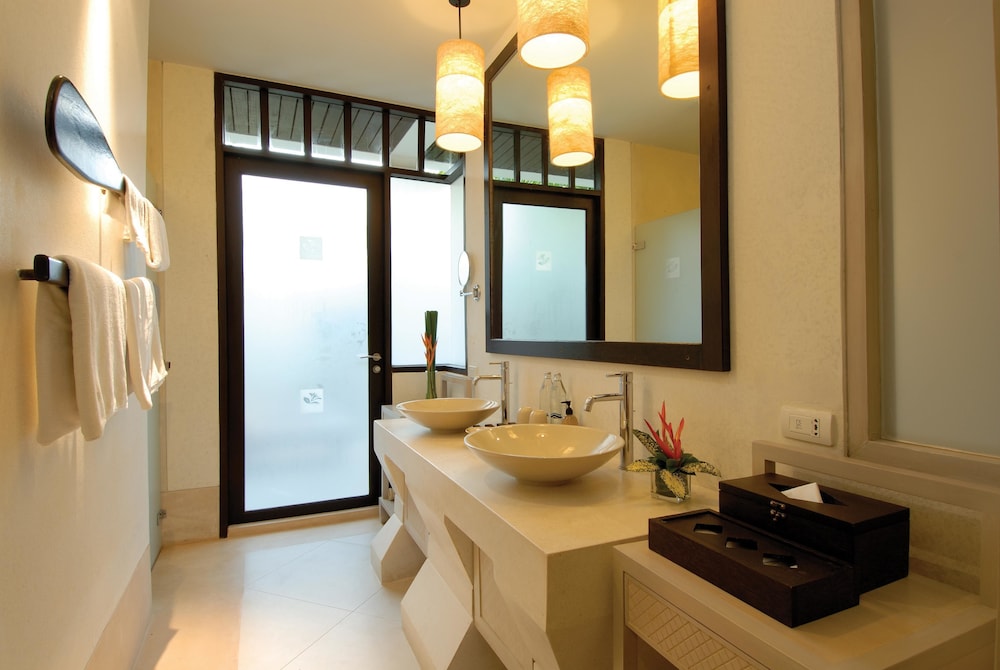 MELATI BEACH RESORT AND SPA 67/69