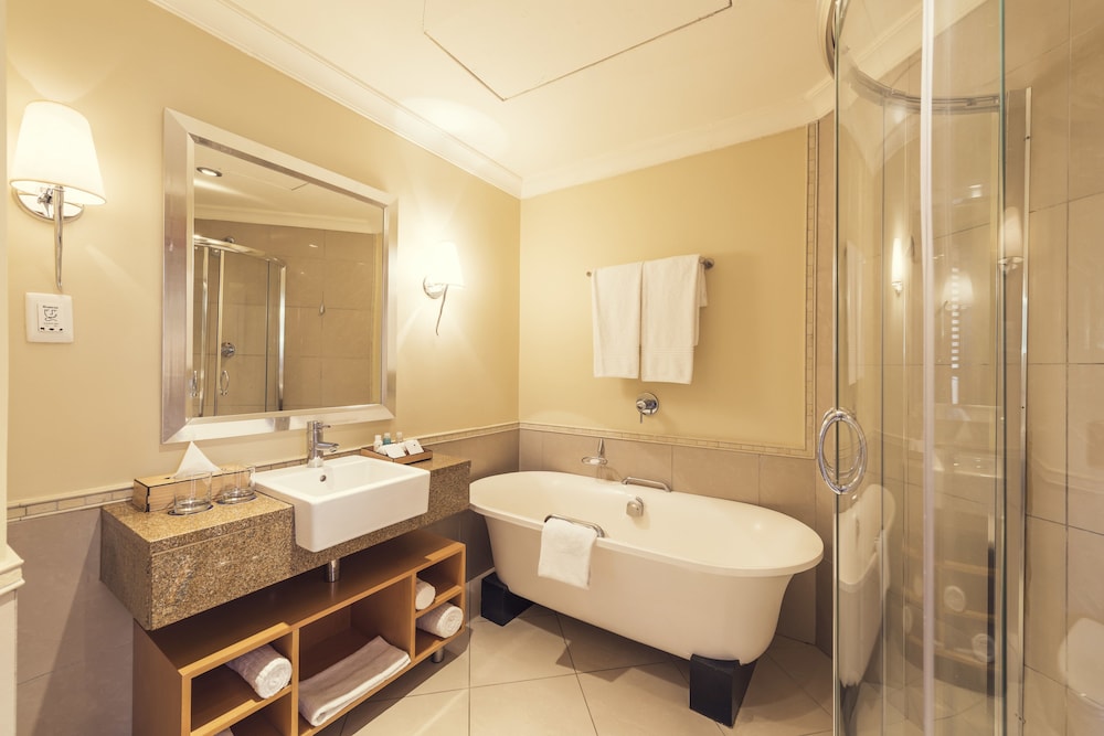 Sun City Hotel 48/50