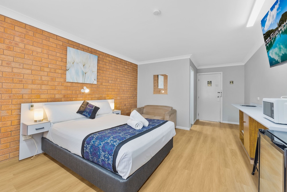 CASTLREAGH MOTOR INN 13/50