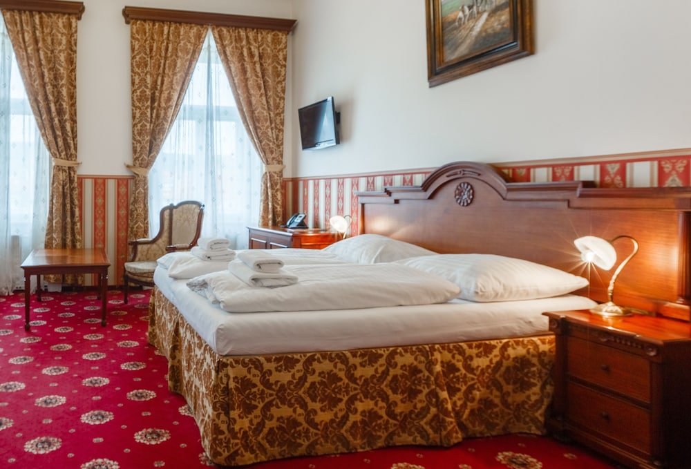 DELUXE, DOUBLE OR TWIN BED