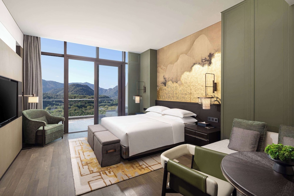 ROOM, KING BED, MOUNTAIN VIEW