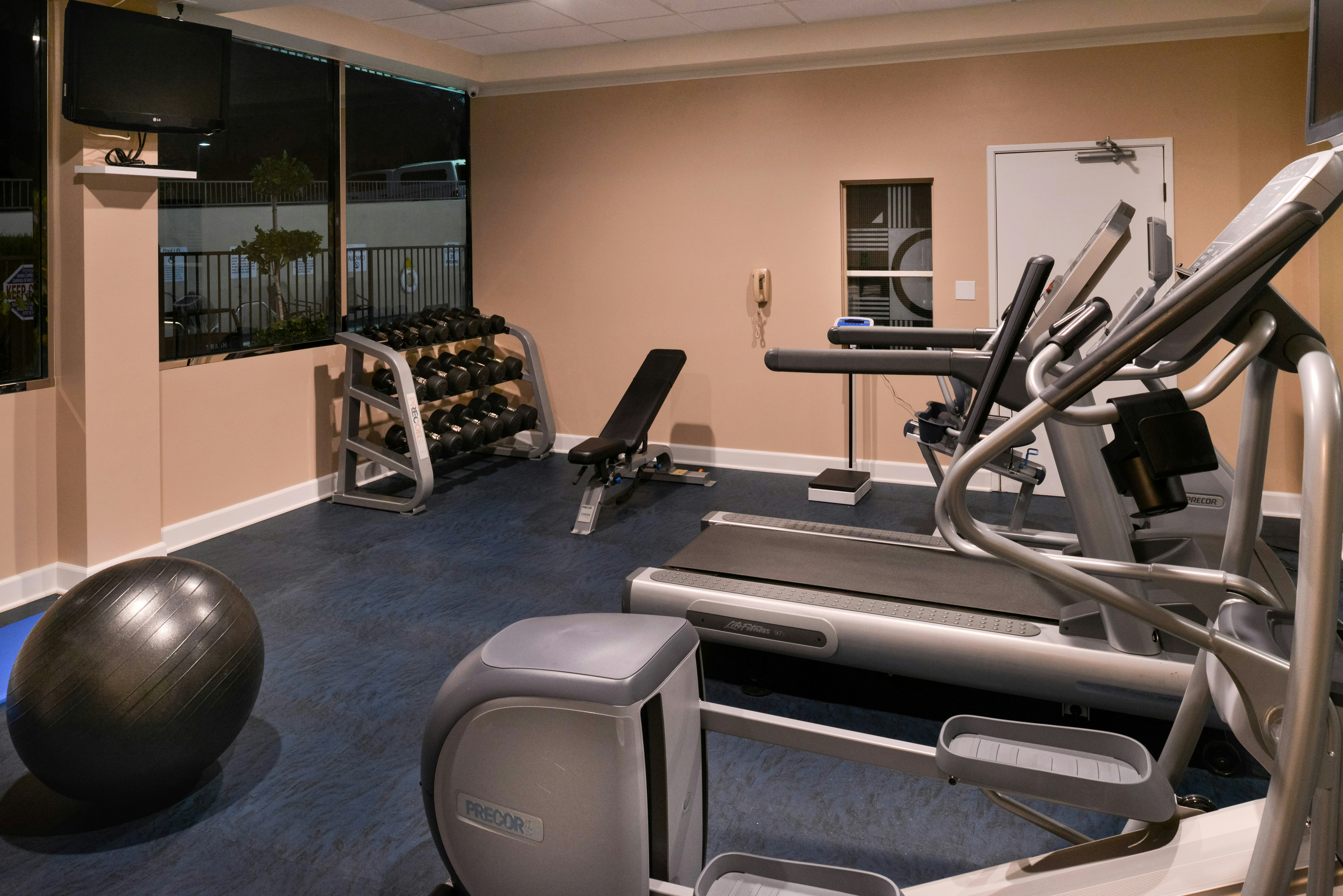 Holiday Inn Express Hotel Suites Pasadena Colorado Boulevard 39/59