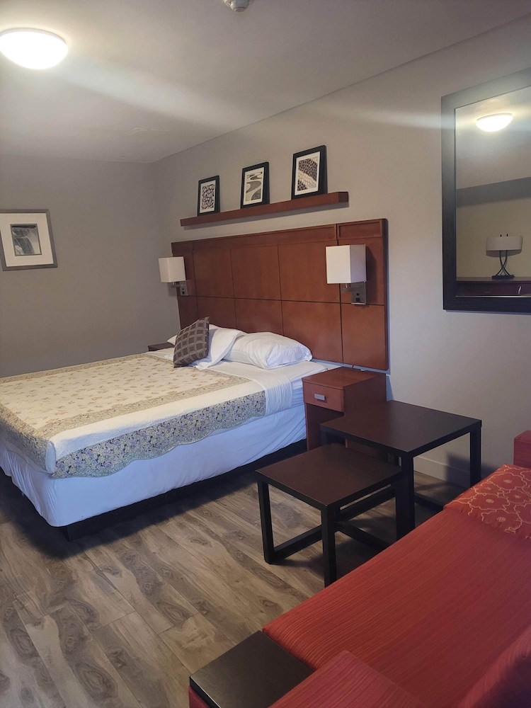 SUITE, KING BED, HOT TUB
