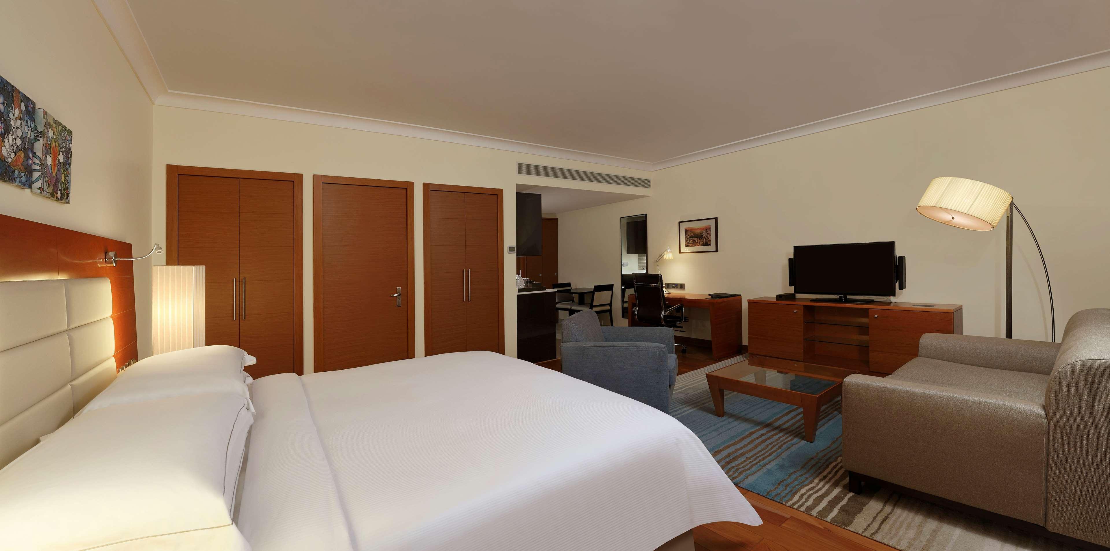 PREMIUM, CLUB LOUNGE ACCESS