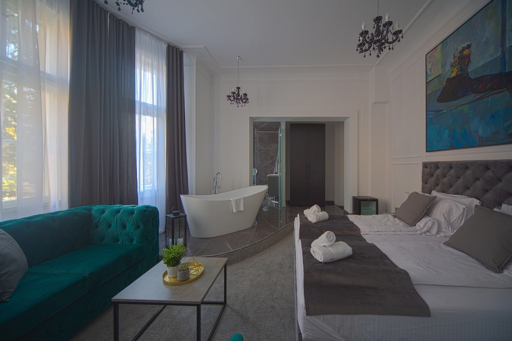 Kings Palace Suites 43/50
