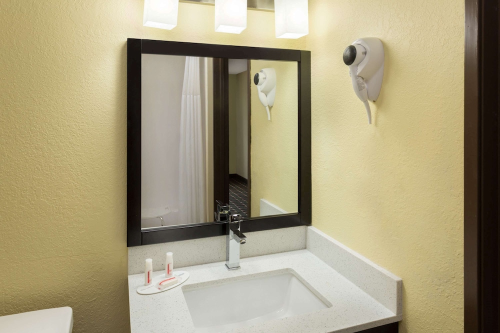 غرفة قياسية بسريرين كوين، Super 8 By Wyndham Marietta 2/2