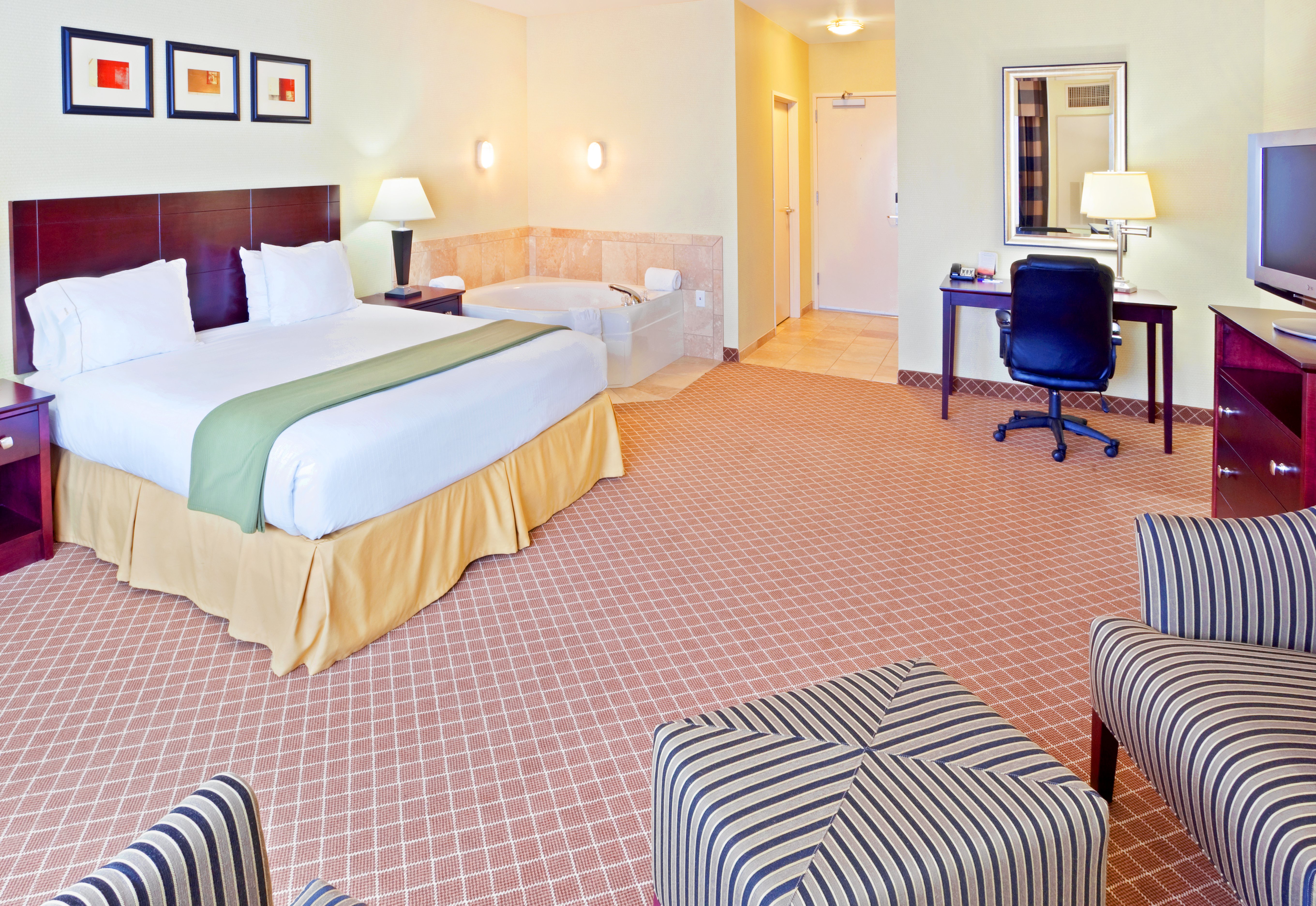 Holiday Inn Express Hotel and Suites Chehalis-Centralia 17/67