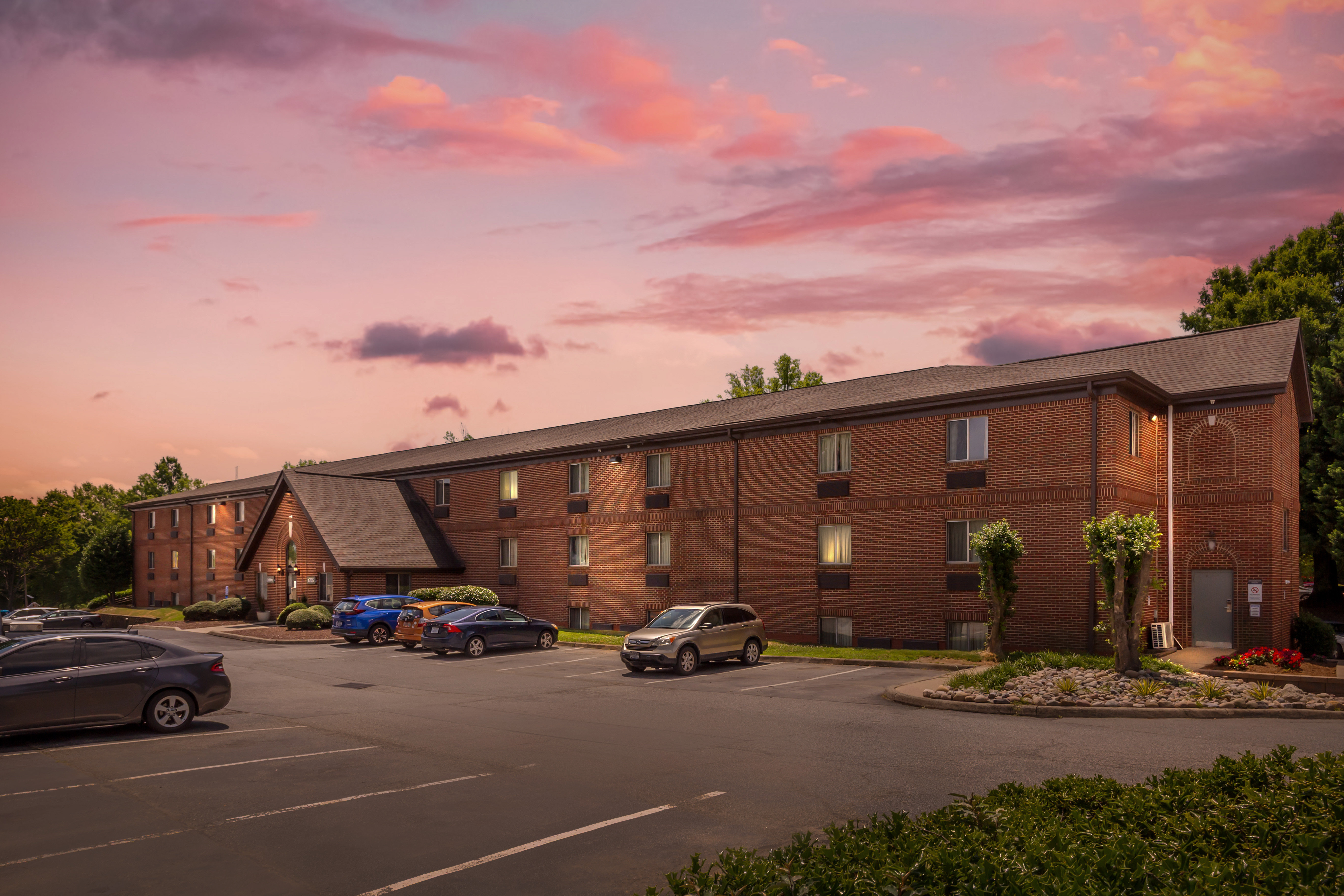 HomeTowne Studios & Suites by Red Roof Greensboro 27/28