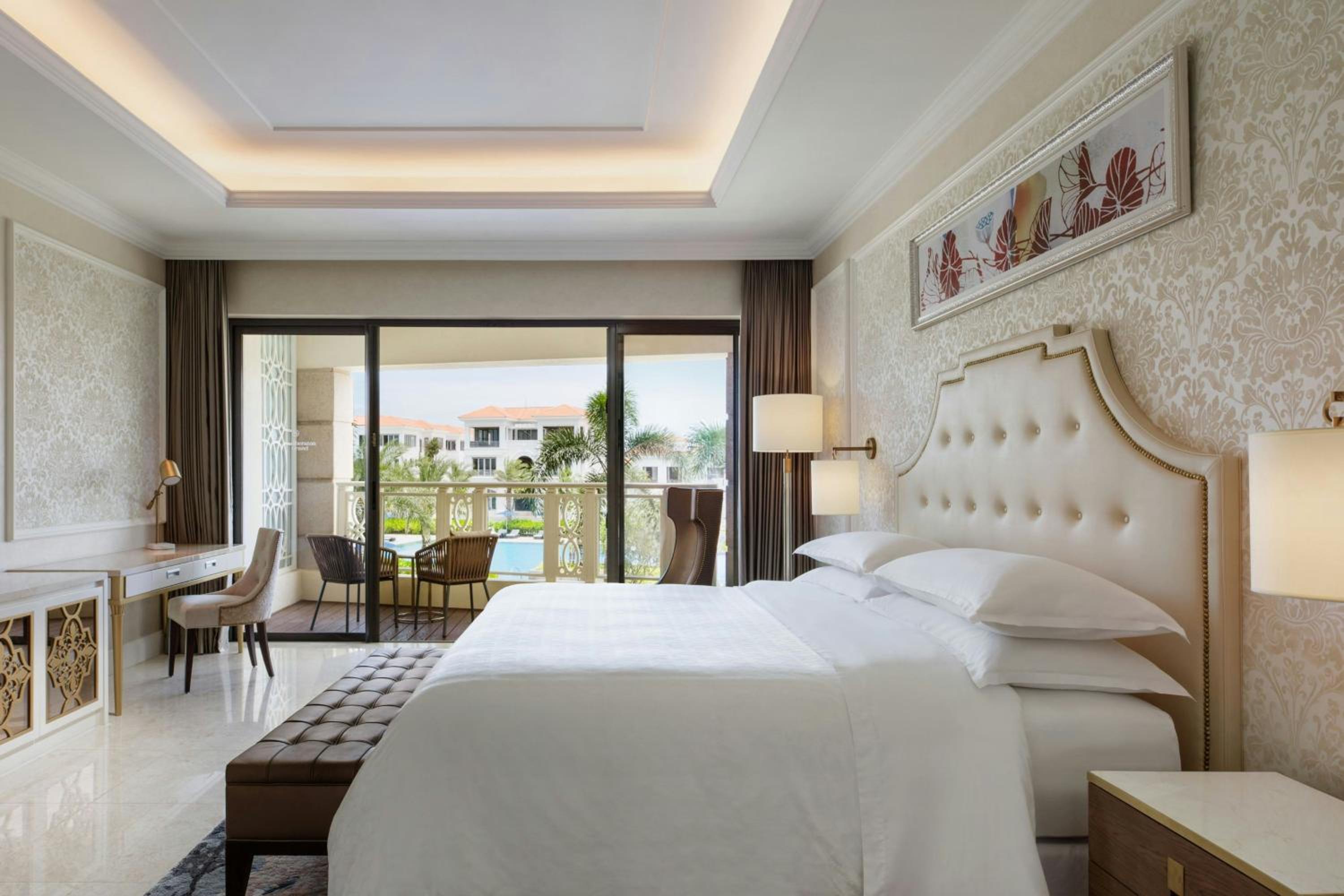 Guest Room, Deluxe, King Bed, Pool View