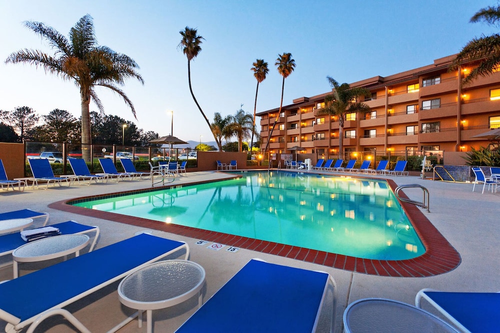 Holiday Inn Hotel And Suites 1/66