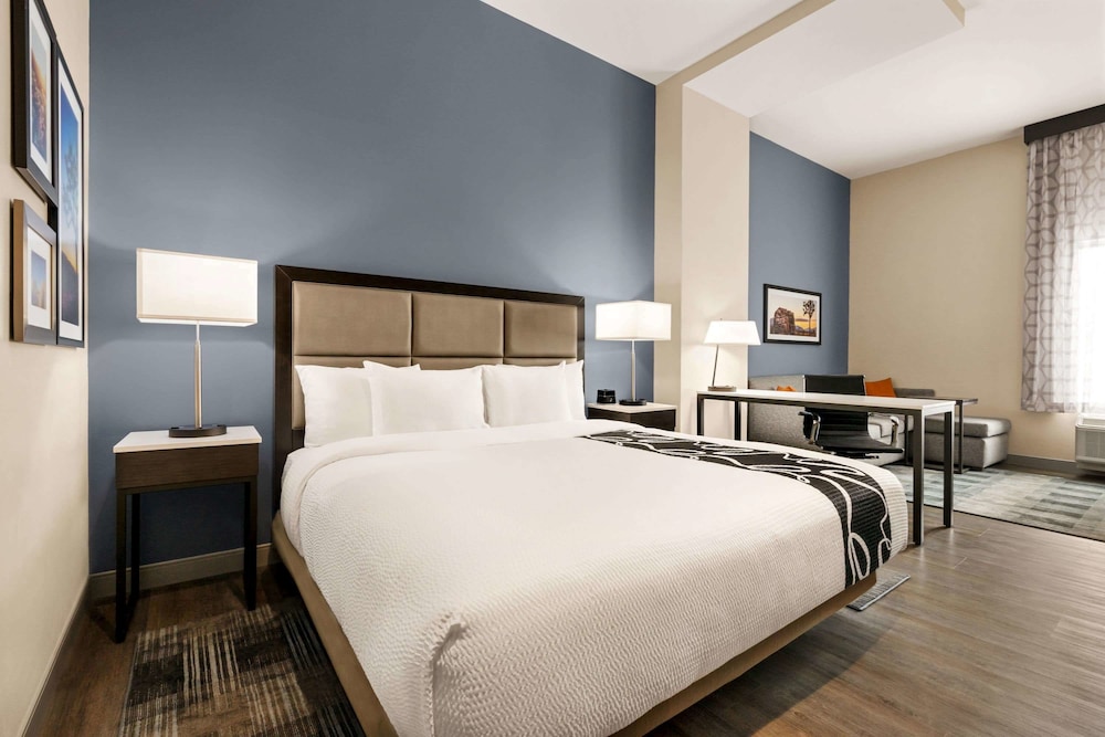 La Quinta Inn & Suites by Wyndham San Bernardino 12/45