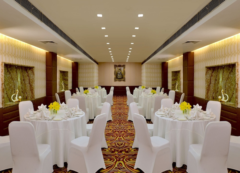 Taurus Sarovar Portico New Delhi 39/49