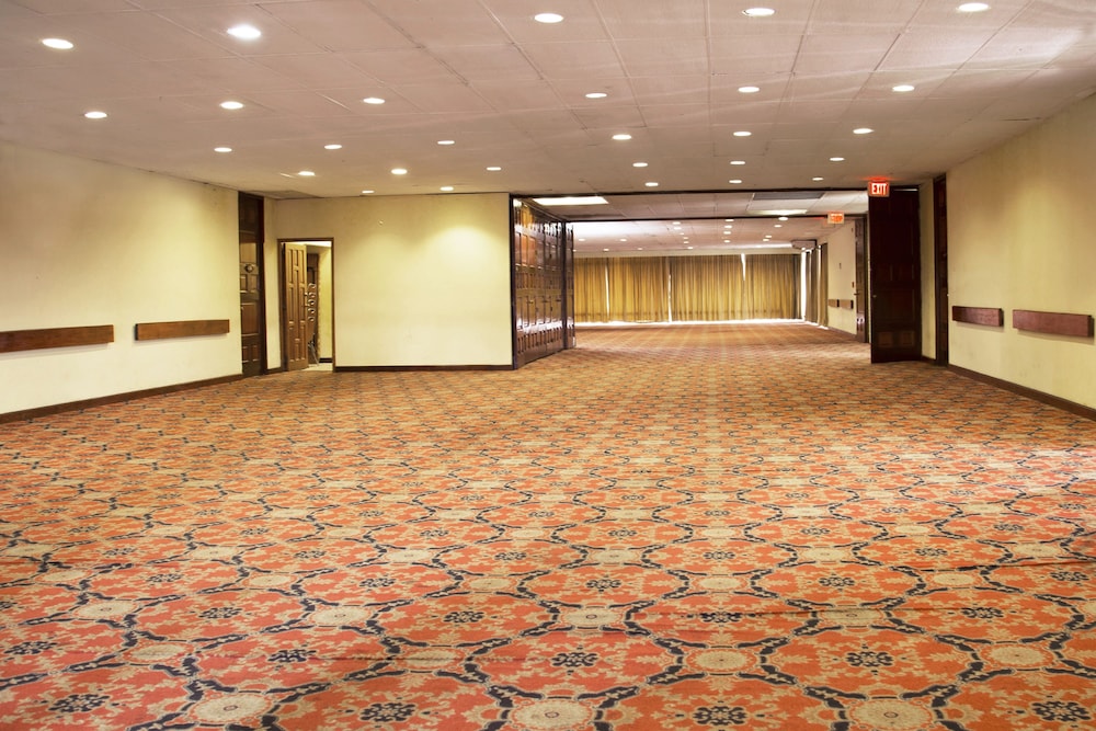 Conquistador Hotel And Conference Center 8/65