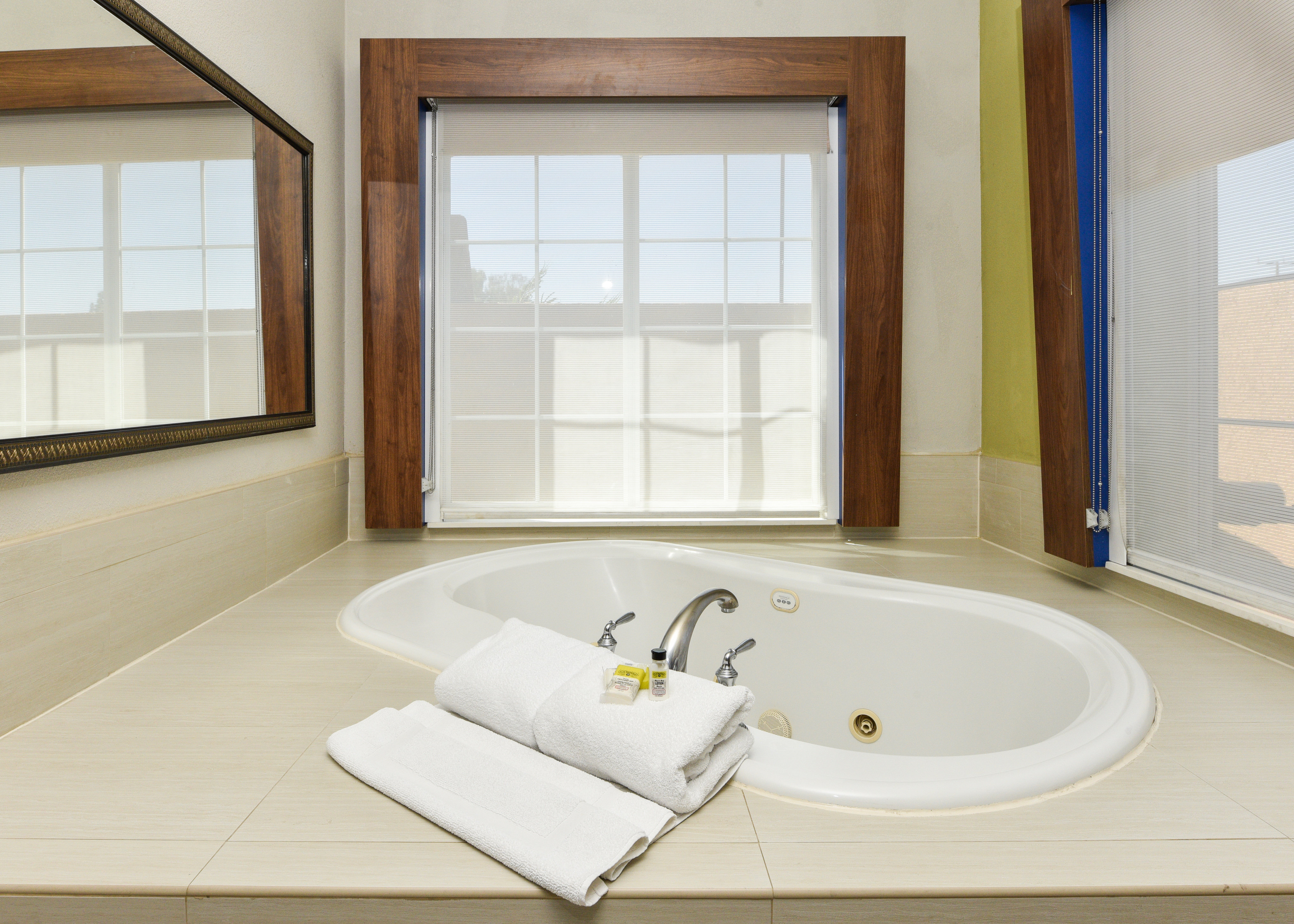 Holiday Inn Express Hotel & Suites Corona 57/57