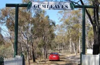 GUMLEAVES BUSH HOLIDAYS 4/17