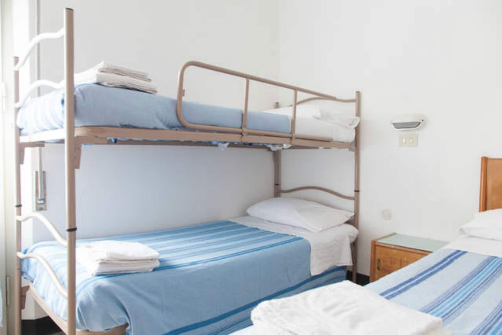 ROOM, QUADRUPLE
