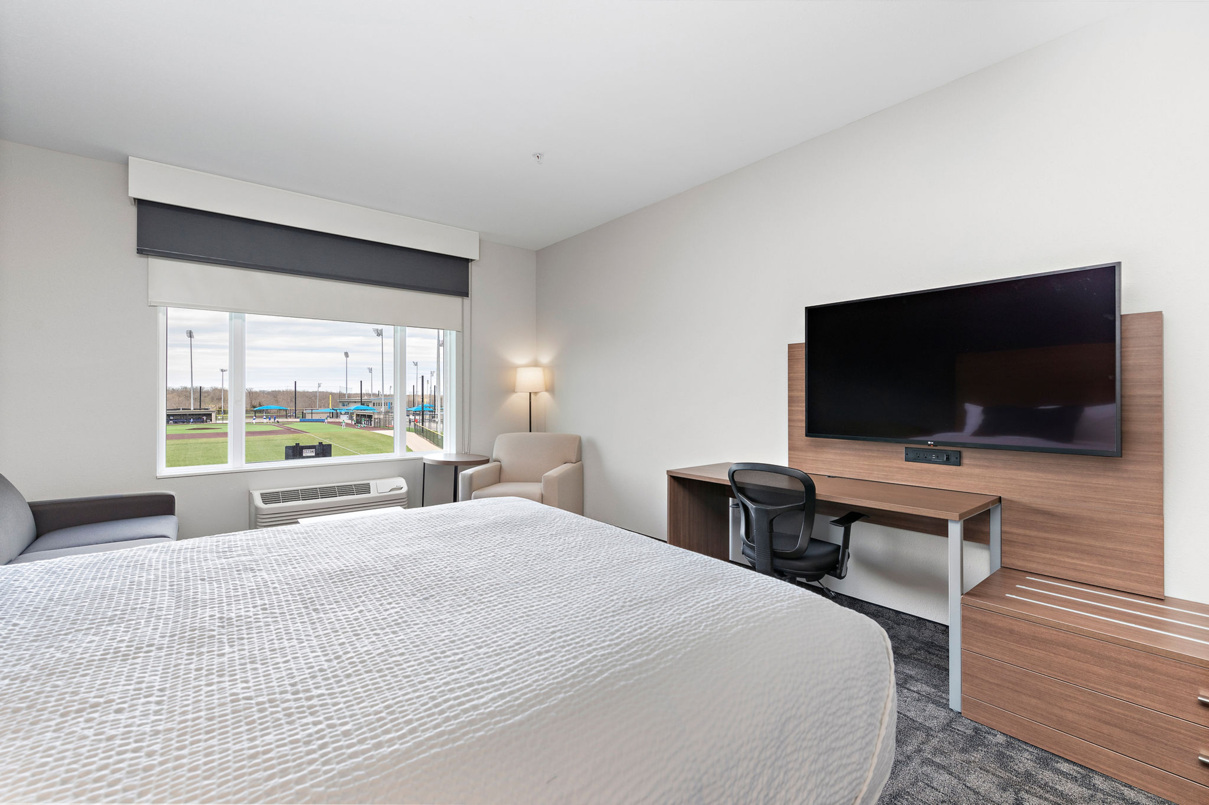 Holiday Inn Express Kansas City North Parkville, an IHG Hotel 18/50