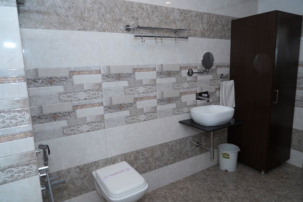 OYO Premium Paldi Cross Road 75/75