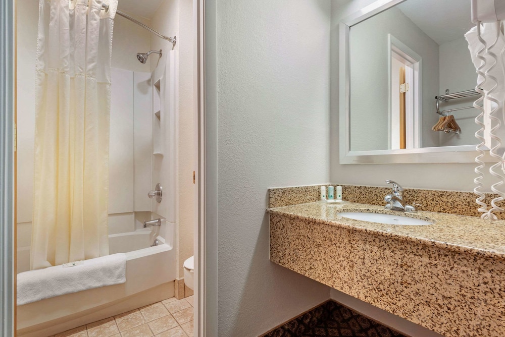 1734 West Hotel 30/32